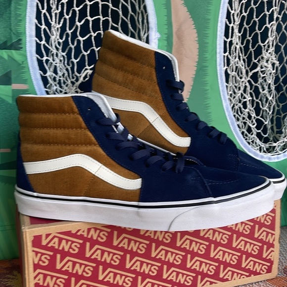 Vans Men’s Sk8-Hi
Mini Cord Blue/Brown
VN0007NS0BO
Sneakers
UNISEX CORDUROY - Picture 8 of 16